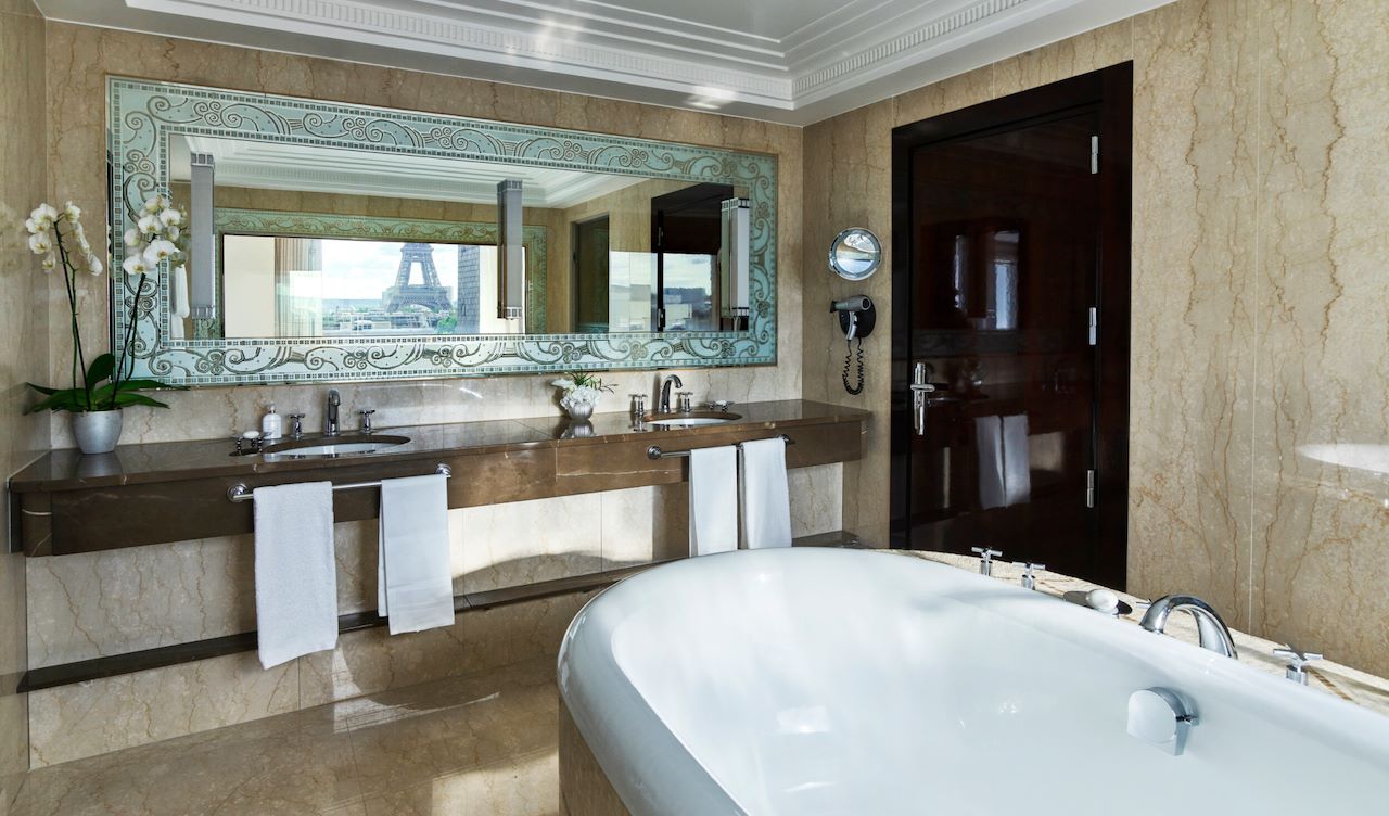 The bath in the Signature Eiffel Suite 