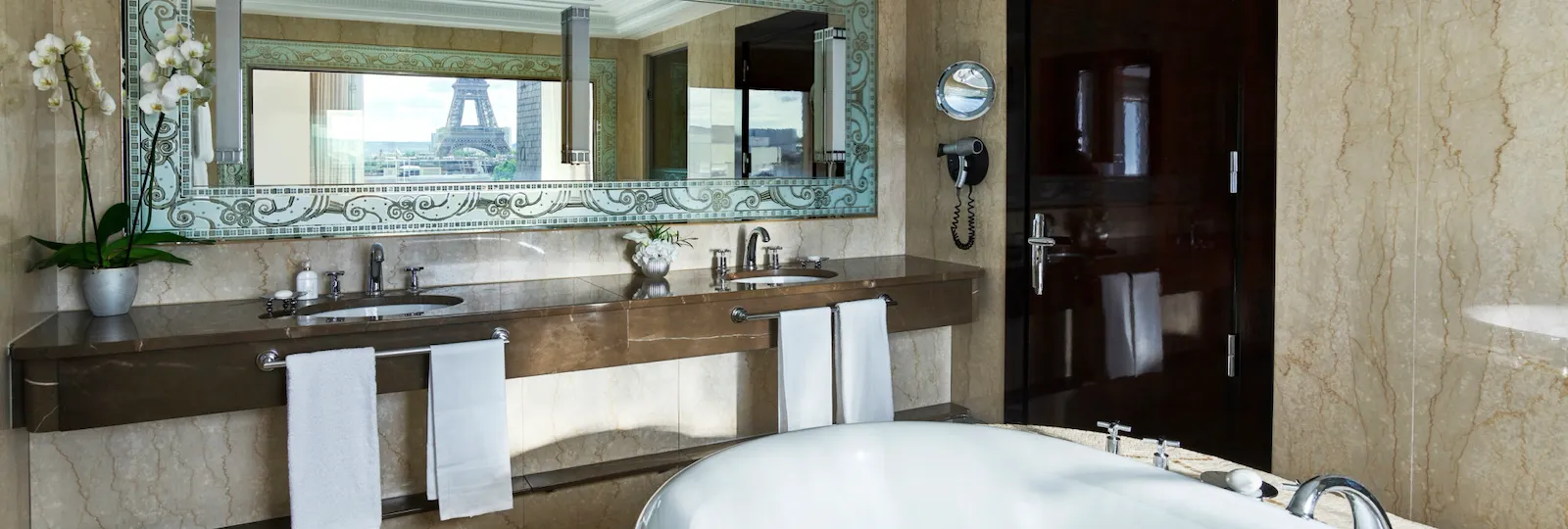 La Baignoire dans la Suite Signature Eiffel.