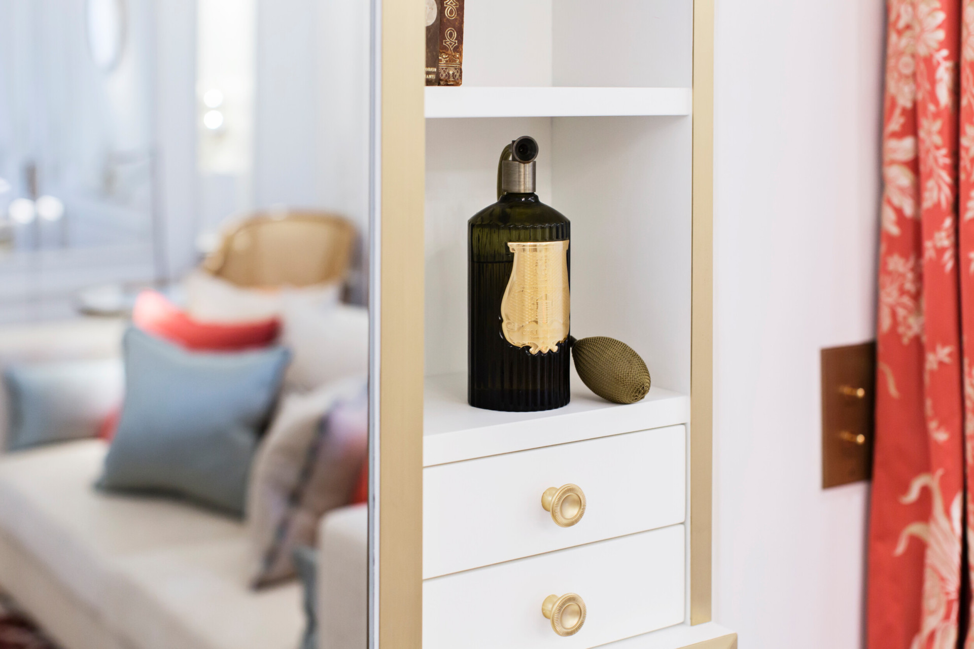 Vaporisateur de parfum dans la suite Pompadour du Meurice, Paris.