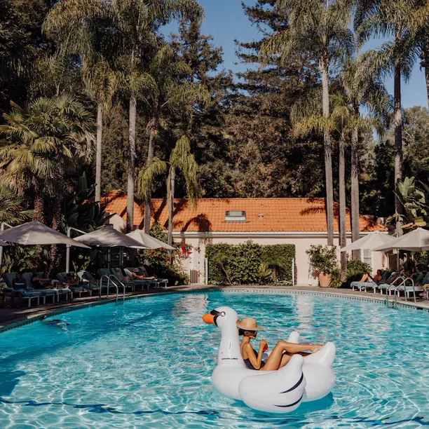 Pool moment with cocktails