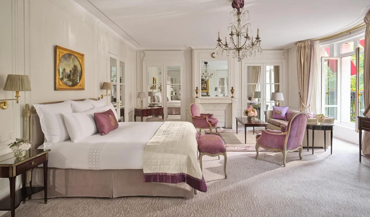 Il s’agit de la chambre et du salon de la Suite Junior Prestige #212 au Plaza Athénée.