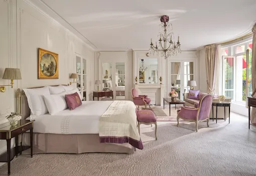 Il s’agit de la chambre et du salon de la Suite Junior Prestige #212 au Plaza Athénée.