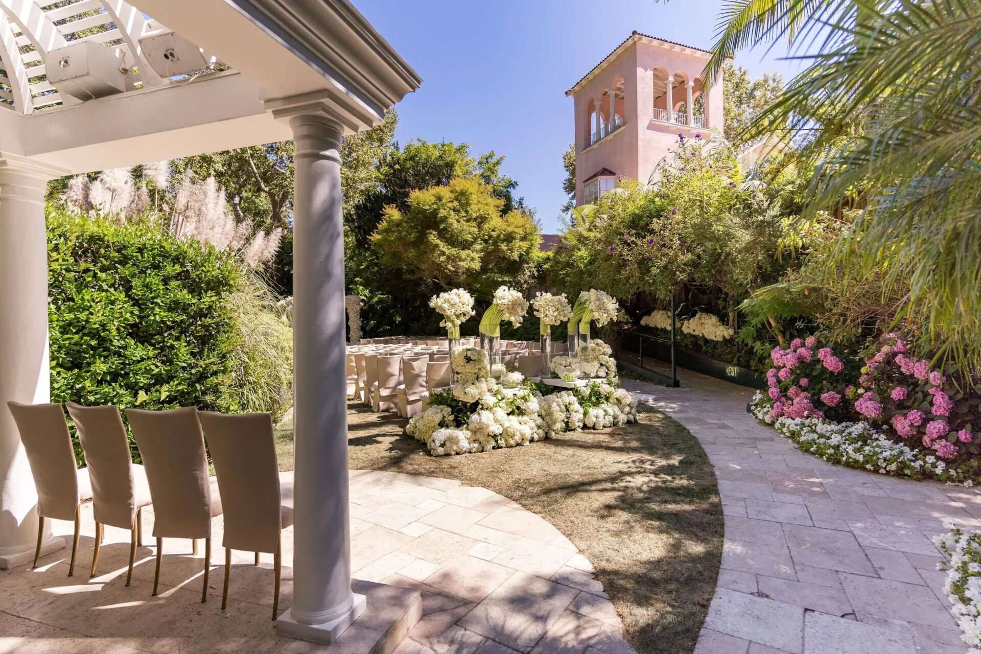 Al fresco wedding ceremony at Swan Lake