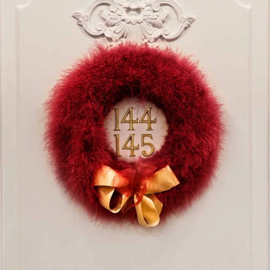 Photo d’une pièce avec décoration rouge.