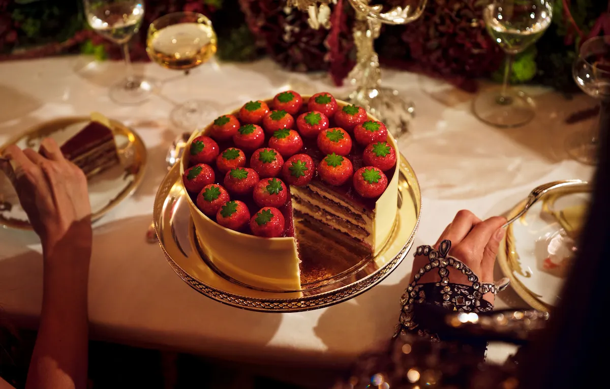 Photo d'un gateau au fraises lors d'un evenement au salon haute couture a l'hotel plaza athenee