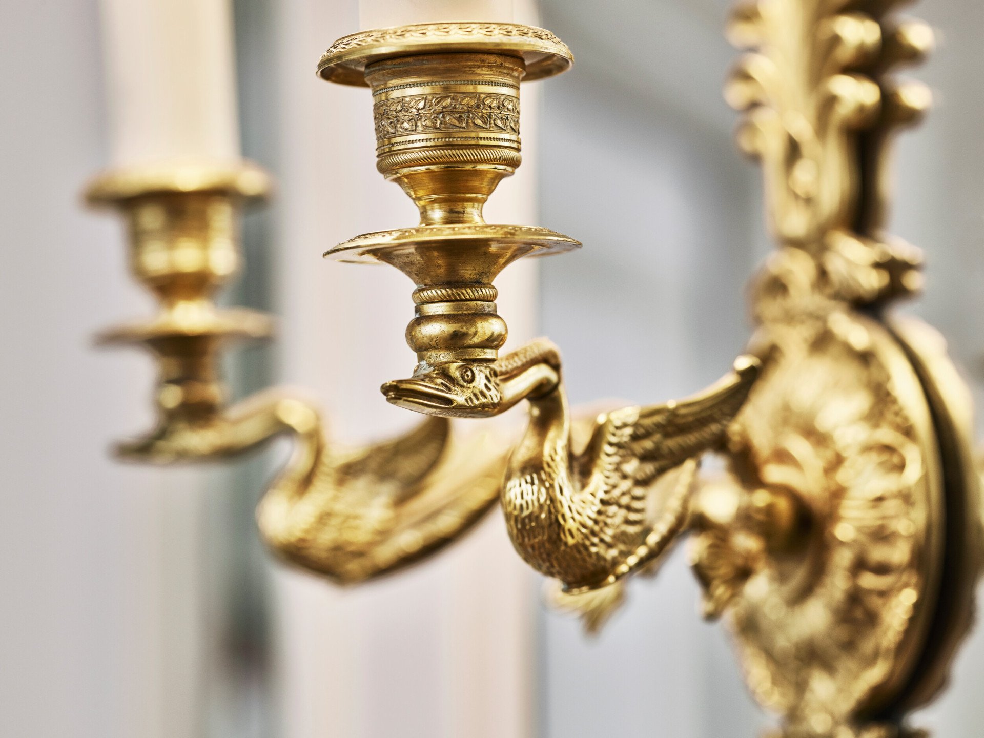 Lampe au mur de la suite Pompadour du Meurice, Paris.