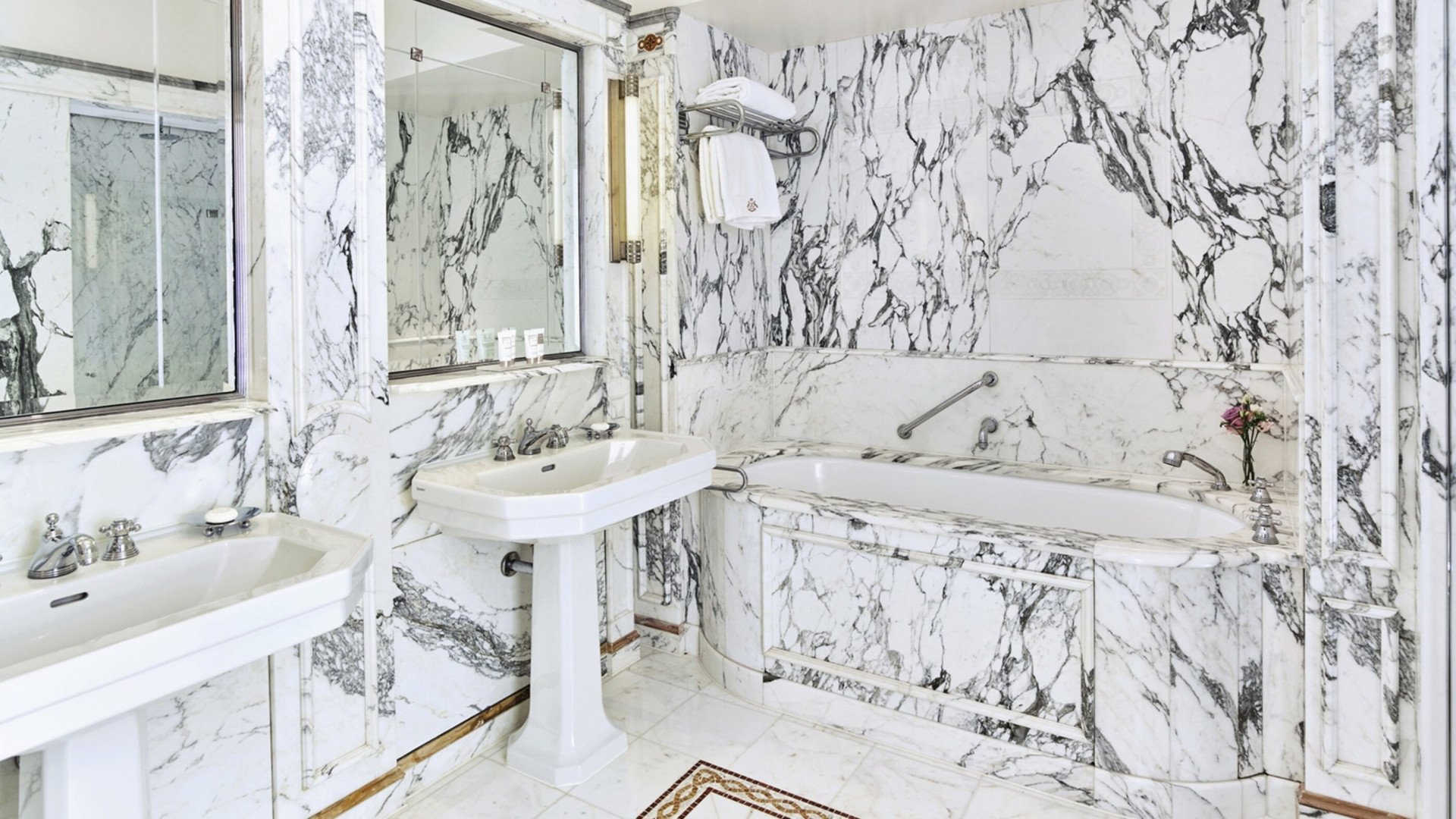 Photo de la salle de bain de la Suite Supérieure au Meurice