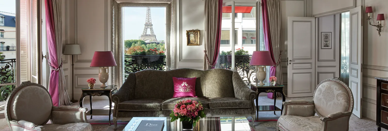 Salão da Suite Eiffel com vista para a Torre Eiffel no hotel plaza athenée