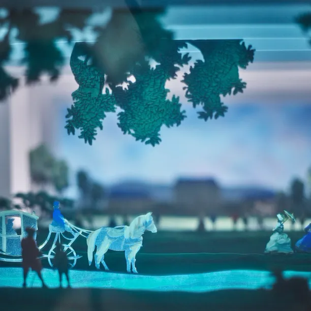 Figurines de la suite Pompadour du Meurice, Paris.