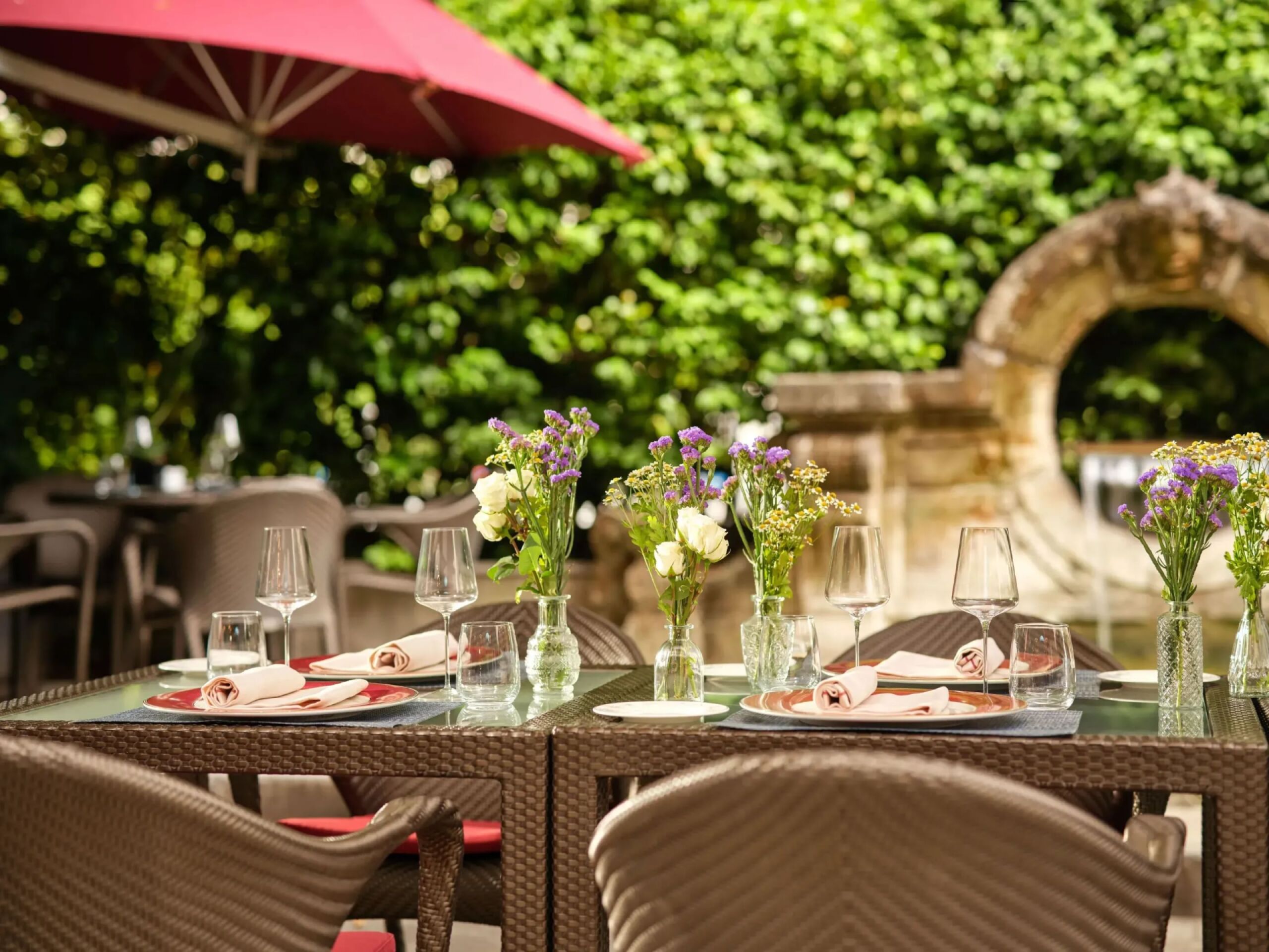 Set table in Acanto garden with spring flowers