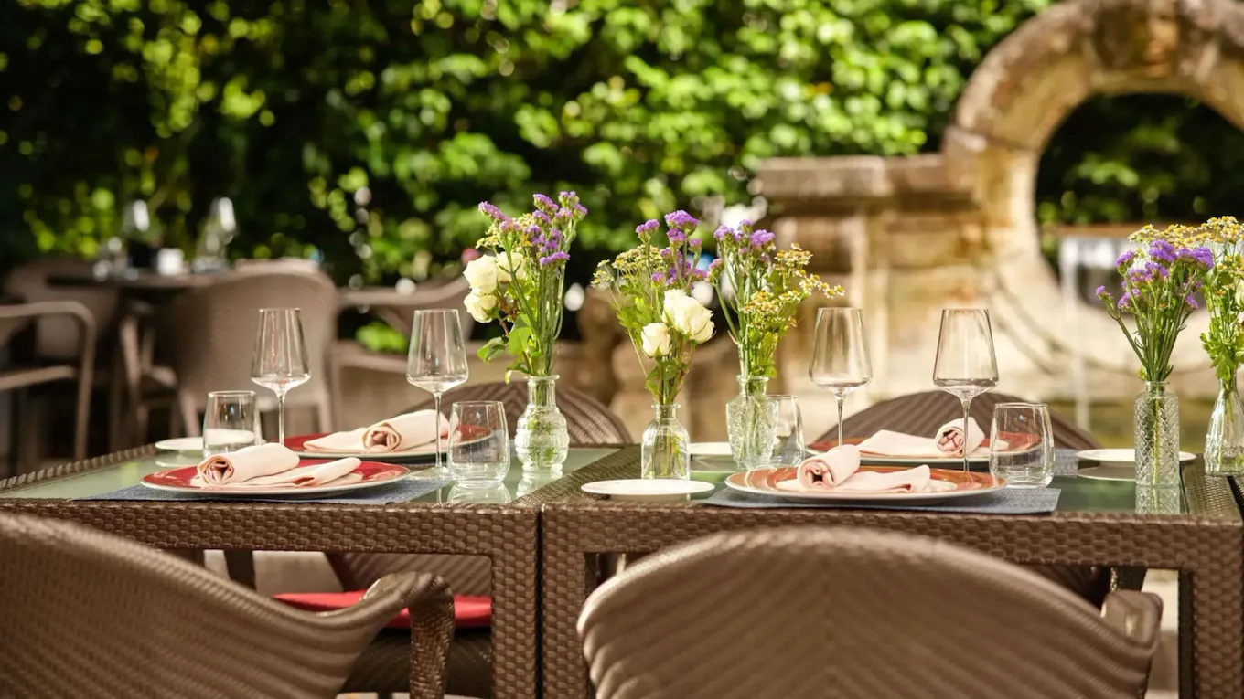 Set table in Acanto garden with spring flowers