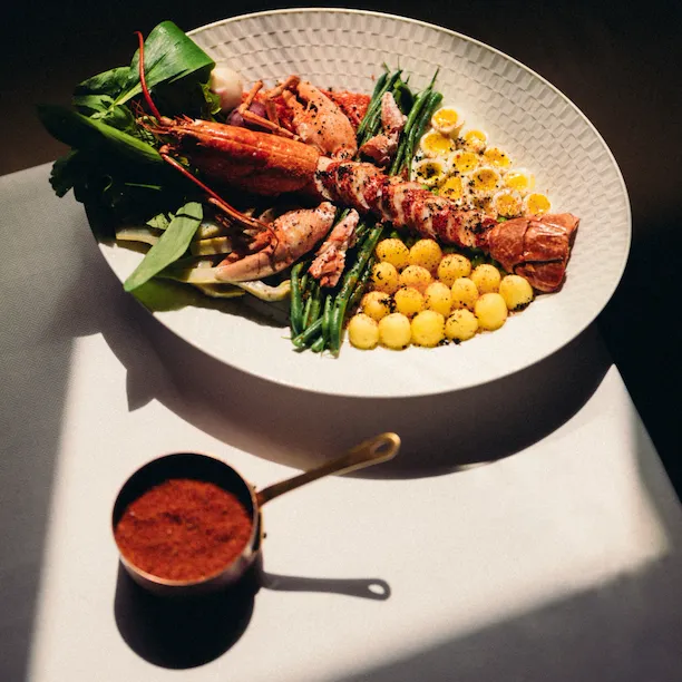 A salada de lagosta iluminada por um lucerna, no Relais Plaza, no Hotel Plaza Athénée, em Paris