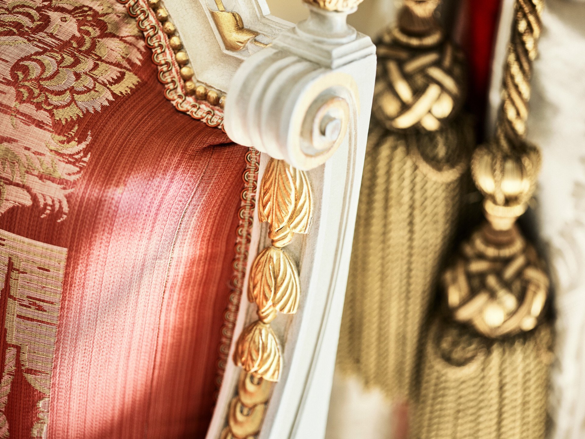 Détail de broderie dans la suite Versailles du Meurice, Paris.
