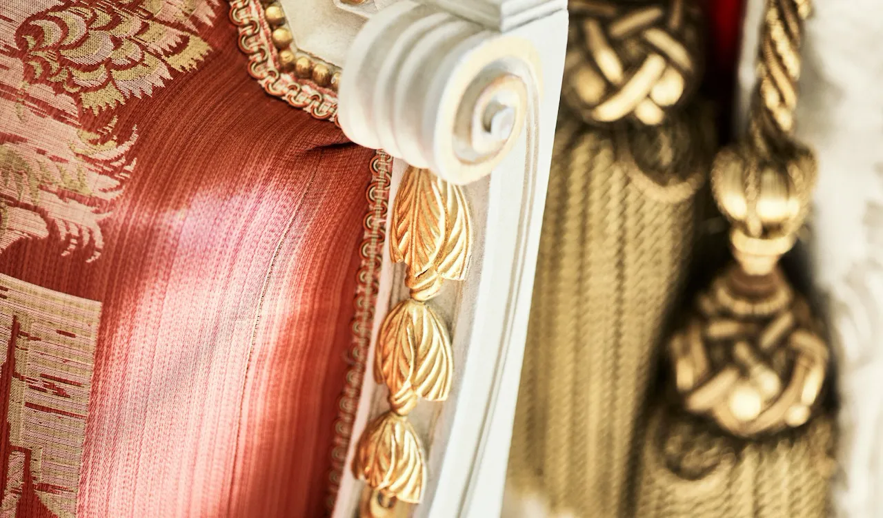 Détail de broderie dans la suite Versailles du Meurice, Paris.
